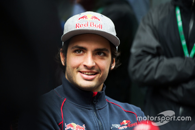 梅赛德斯翻盘红牛二队,塞恩斯统治全场 梅赛德斯翻盘红牛二队,塞恩斯统治全场