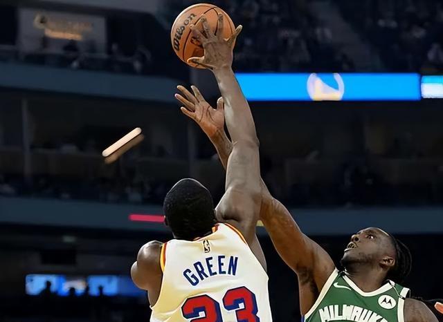 雄鹿鏖战吉林队,戈贝尔统治全场 雄鹿鏖战吉林队,戈贝尔统治全场