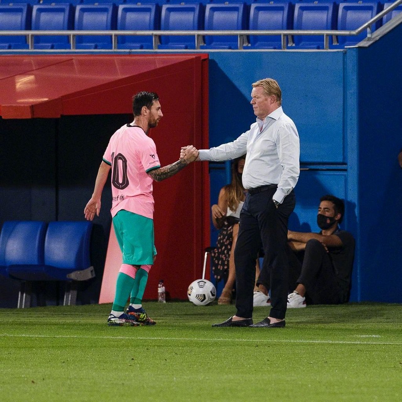 荷兰轻取尤文，苏亚雷斯统治全场